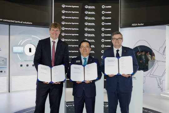 한화시스템은 지난 19일(현지시각) 영국 판버러에어소 2022현장에서 한화디펜스 호주법인, 원웹과 호주 군 인터넷 사업 참여 협력을 위한 3자 양해각서를 체결했다. 사진은 닐 마스터슨(왼쪽부터) 원웹 CEO, 어성철 한화시스템 대표이사, 팀 픽포드 한화디펜스 호주법인 사업개발·전략실장. <한화시스템 제공>